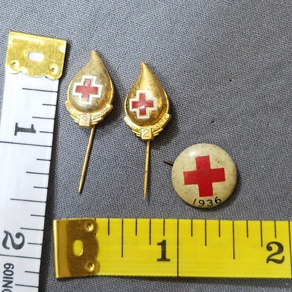 Vintage red cross donor pins lot of 3 - Picture 9 of 10